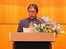 来賓挨拶をされる全労連の熊谷議長