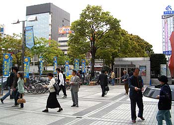 川崎東口の ヨドバシカメラ・マルチメディア川崎ルフロン店前での宣伝行動の模様