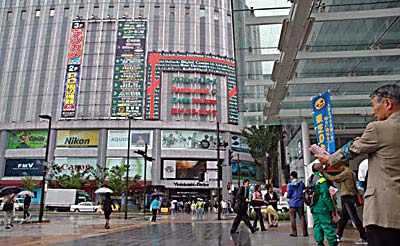 東京・秋葉原電気街での宣伝行動の模様
