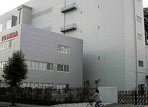 有毒ガスを無届けで貯蔵、使用していた東芝四日市工場=23日午後、三重県四日市市で (中日新聞7月24日付より引用)